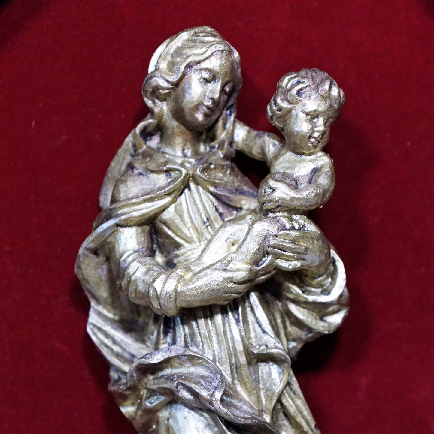 Bronzefarbene Madonna mit Kind