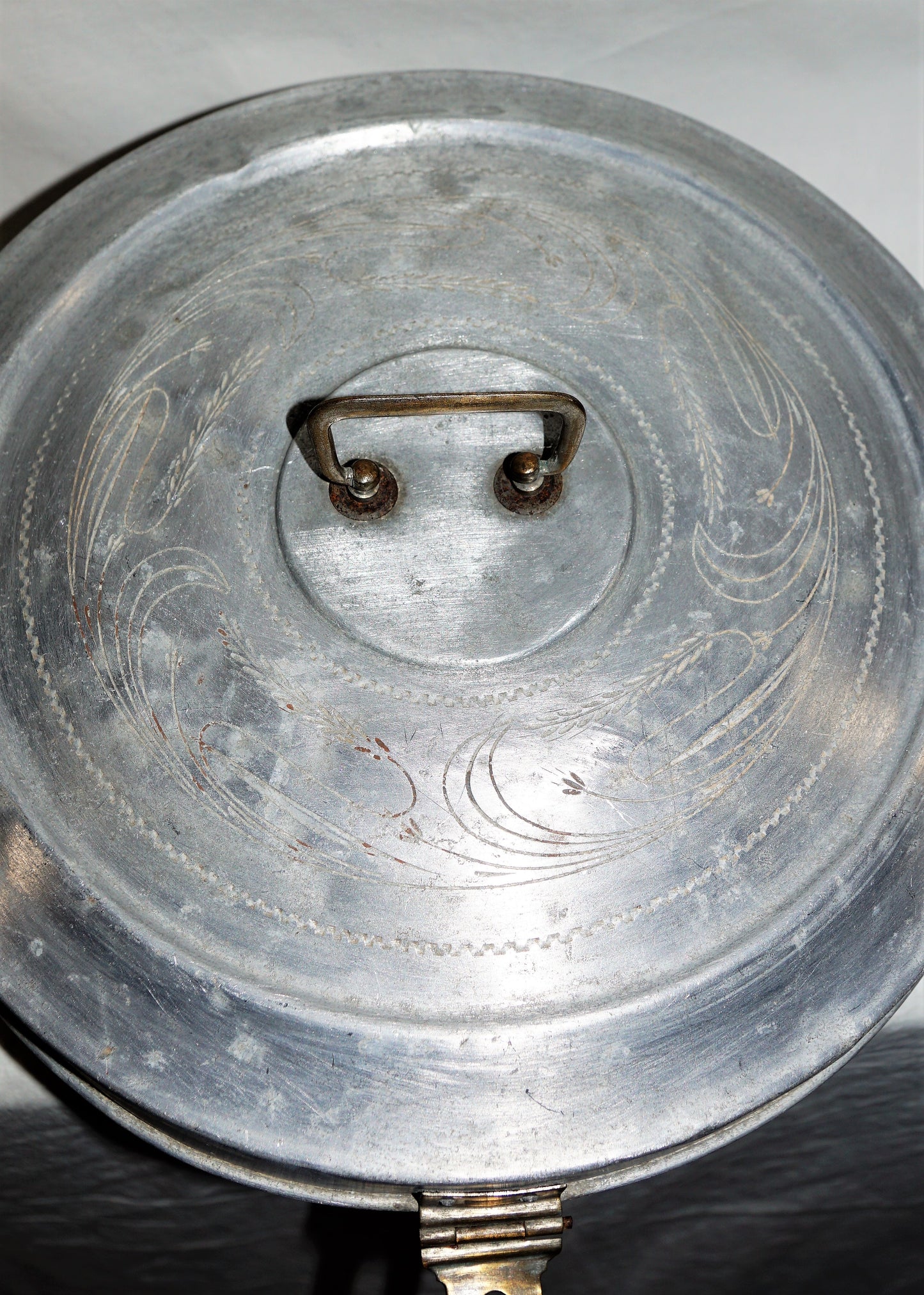 Alter Brotkorb aus Metall