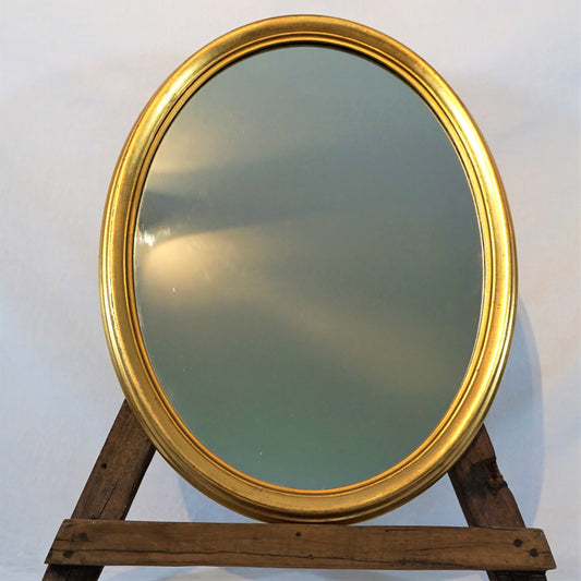 Ovaler Spiegel goldener Rand