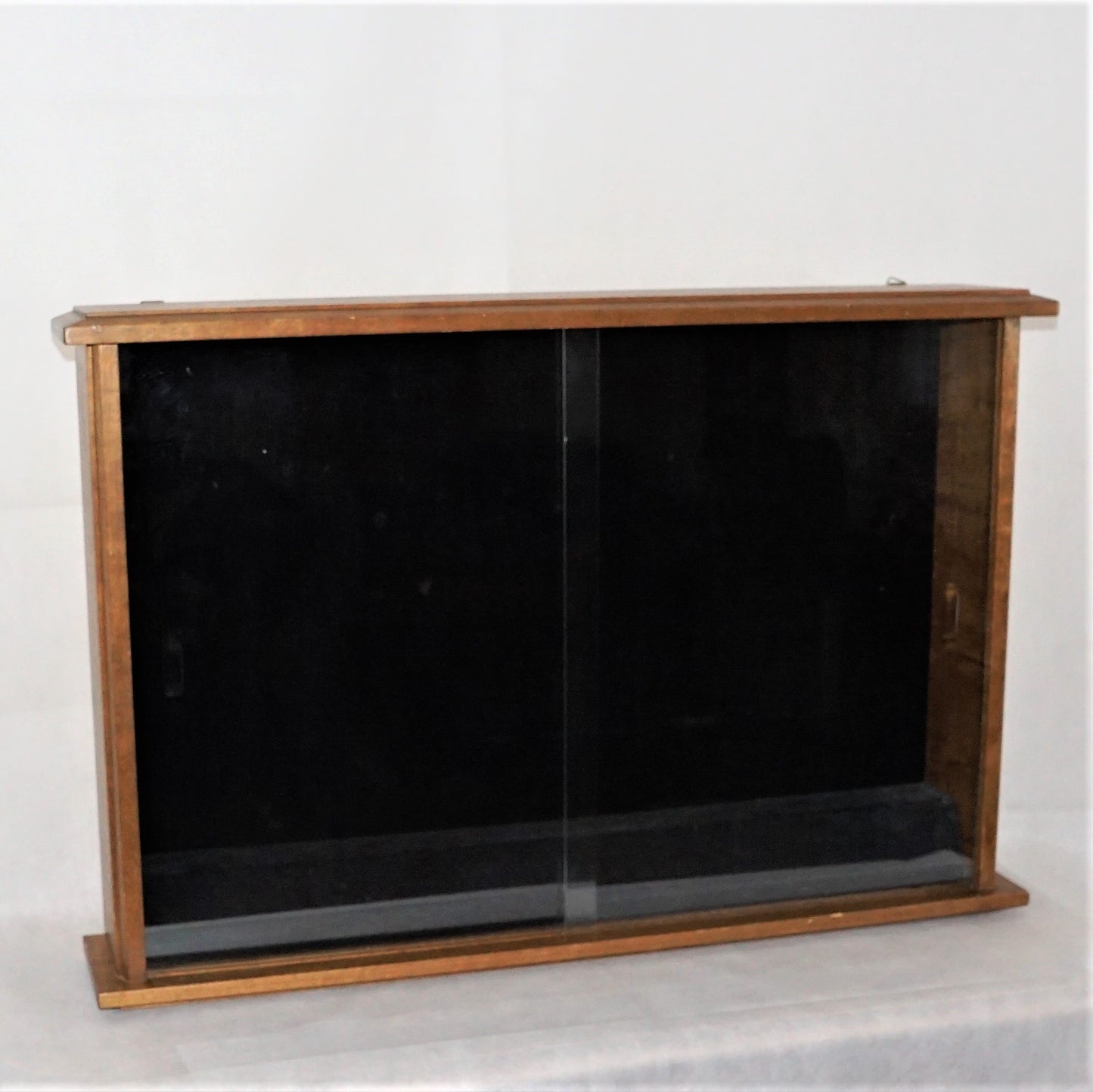 Holzvitrine mit 2 Glasschiebetüren